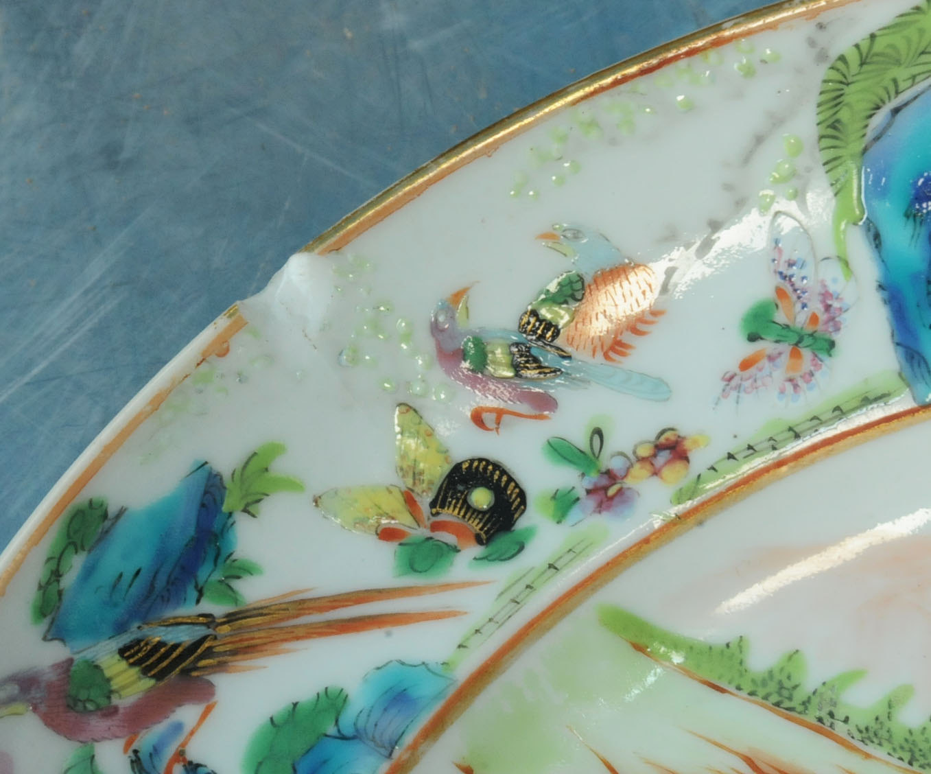 A pair of 19th century Cantonese porcelain plates, decorated in typical colours. Diameter 20 cm. - Image 5 of 7