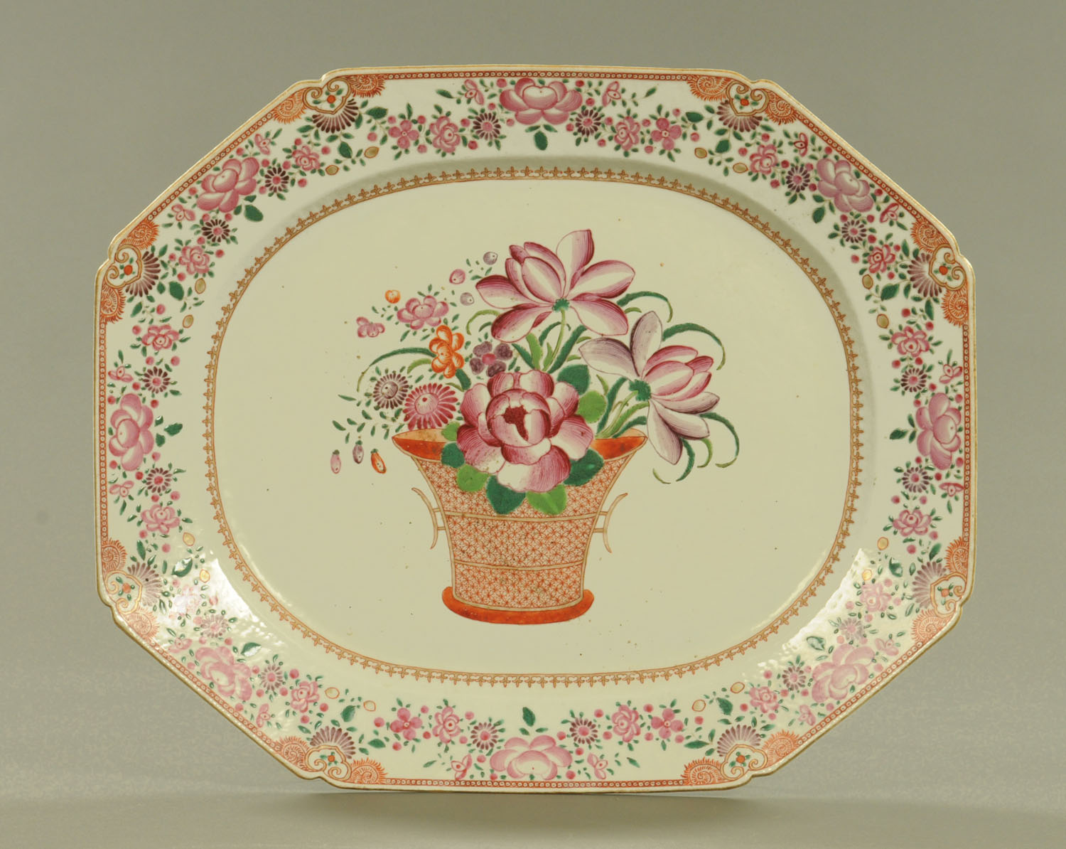 An 18th century Chinese famille rose platter, decorated to the centre with a vase and flowers.