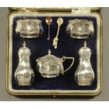 A cased silver condiment set, William Mammatt & Son, Sheffield 1904.