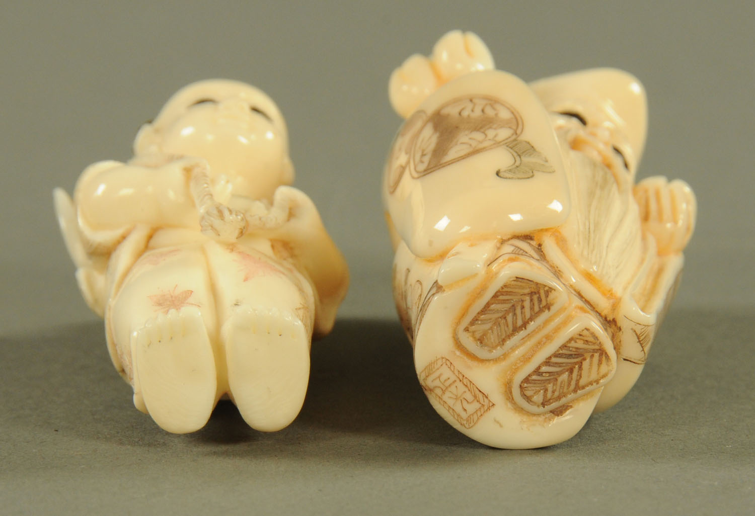 Two Japanese ivory netsuke figures, circa 1900. Tallest 6 cm. - Image 3 of 3