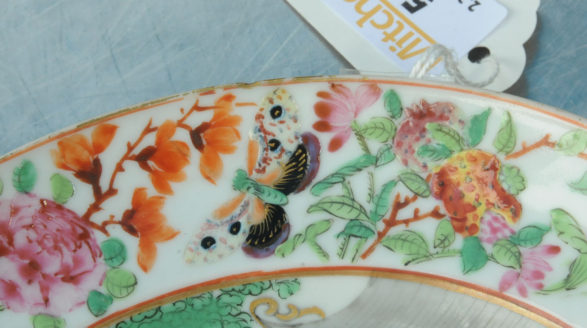 A pair of 19th century Cantonese porcelain plates, decorated in typical colours. Diameter 20 cm. - Image 3 of 7