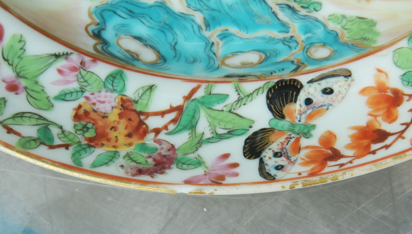 A pair of 19th century Cantonese porcelain plates, decorated in typical colours. Diameter 20 cm. - Image 4 of 7
