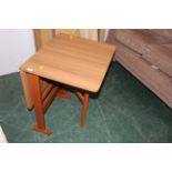 Gate leg table