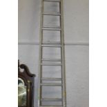 Extending aluminium ladders