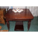 Mahogany extending dining table with reeded tapering legs and 3 extra leaves