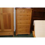 Modern oak 2/5 chest of drawers,