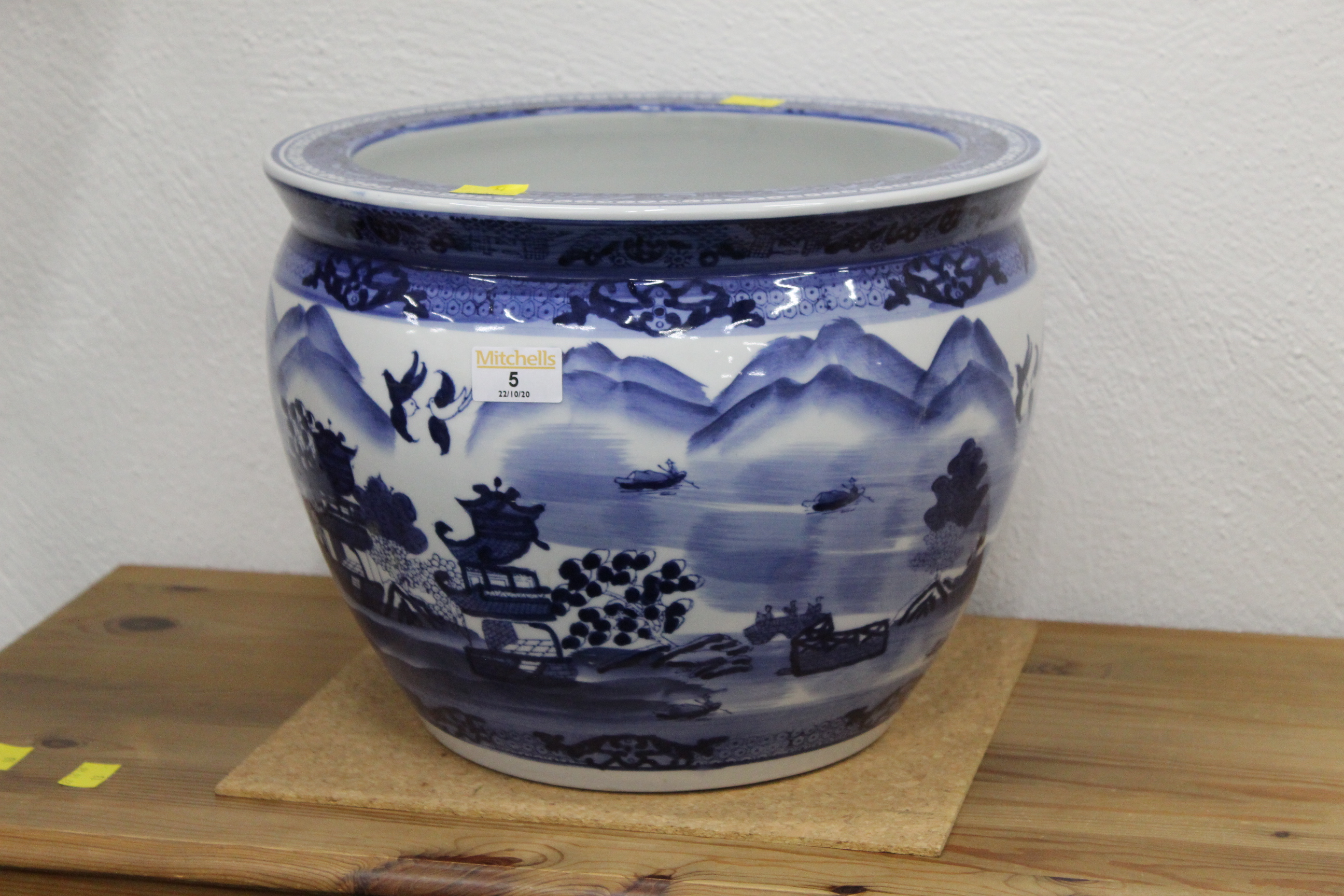 Blue and white Chinese jardiniere, diameter 32 cm,