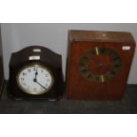 An oak mantle clock with Ansonia Clock Company mechanism to the interior, 27 cm x 23 cm x 9 cm,