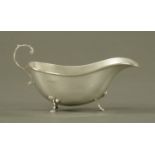 An Edward VII silver oval sauce boat, Chester 1906, maker William Neal, 82 grams.