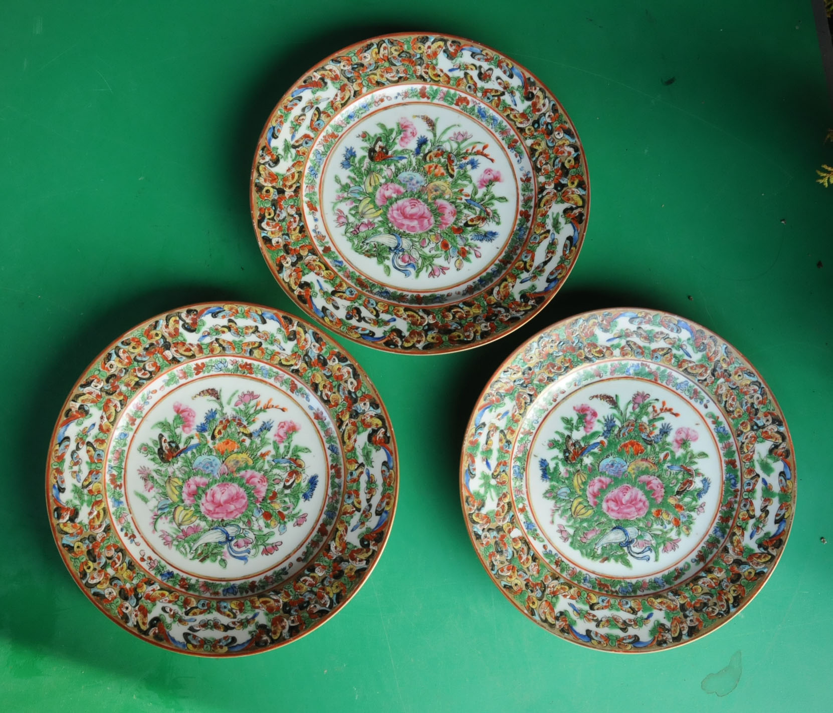 A collection of Cantonese plates and dishes. Ten 21 cm plates and 4 dishes (various). - Image 11 of 13