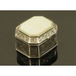 A silver coloured metal pill box with mother of pearl top. Width 27 mm.