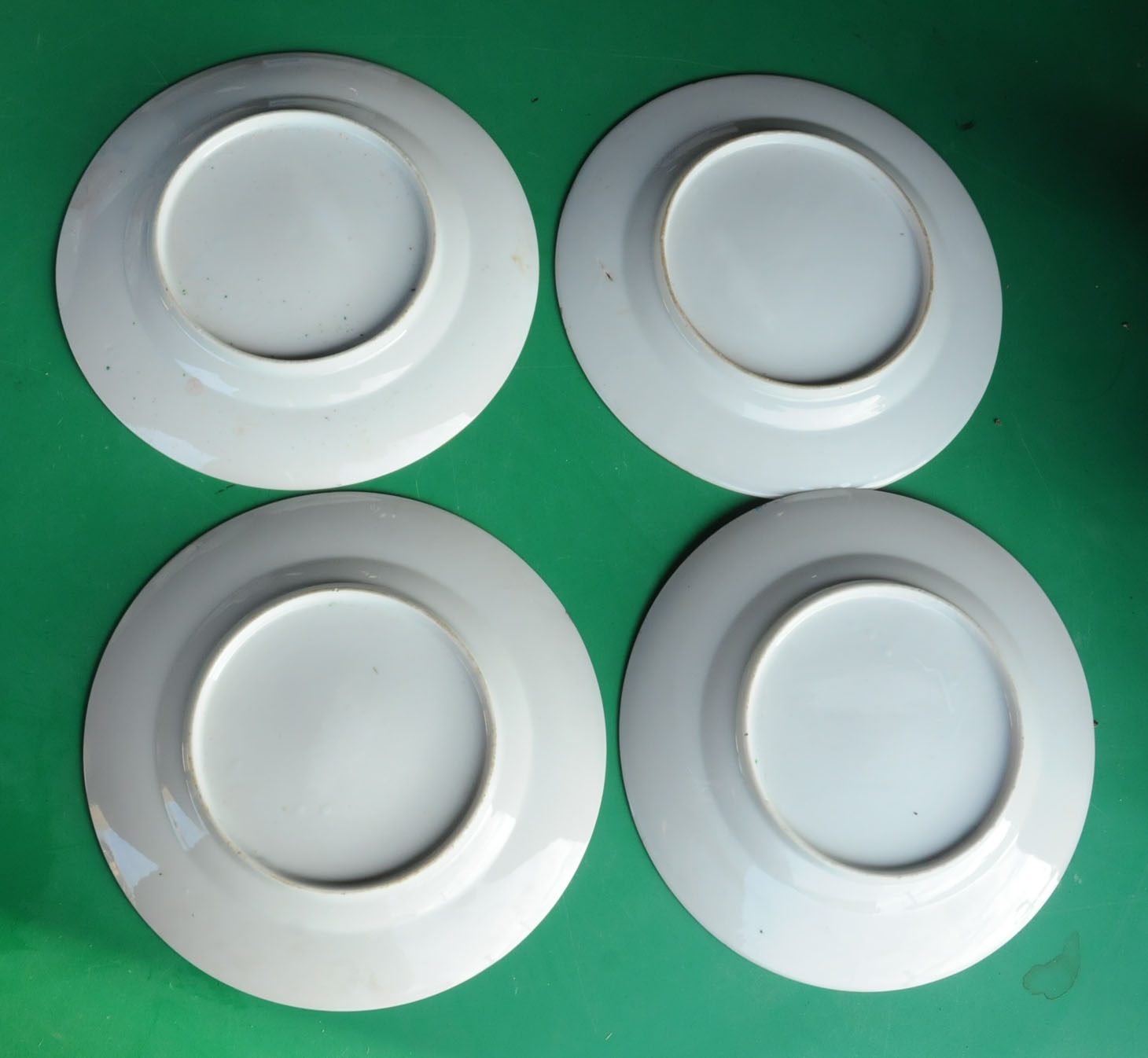 A collection of Cantonese plates and dishes. Ten 21 cm plates and 4 dishes (various). - Image 10 of 13