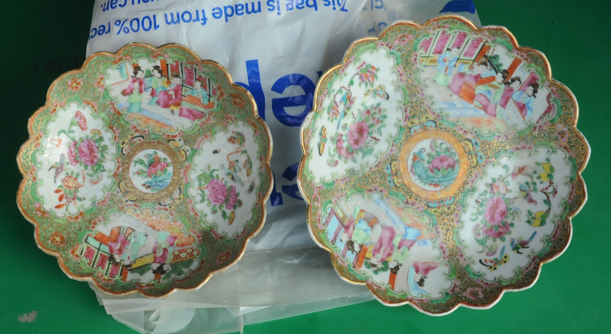 A collection of Cantonese plates and dishes. Ten 21 cm plates and 4 dishes (various). - Image 2 of 13