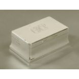 An Edwardian silver table cigarette box, London 1902, initialled. Width 14.5 cm.