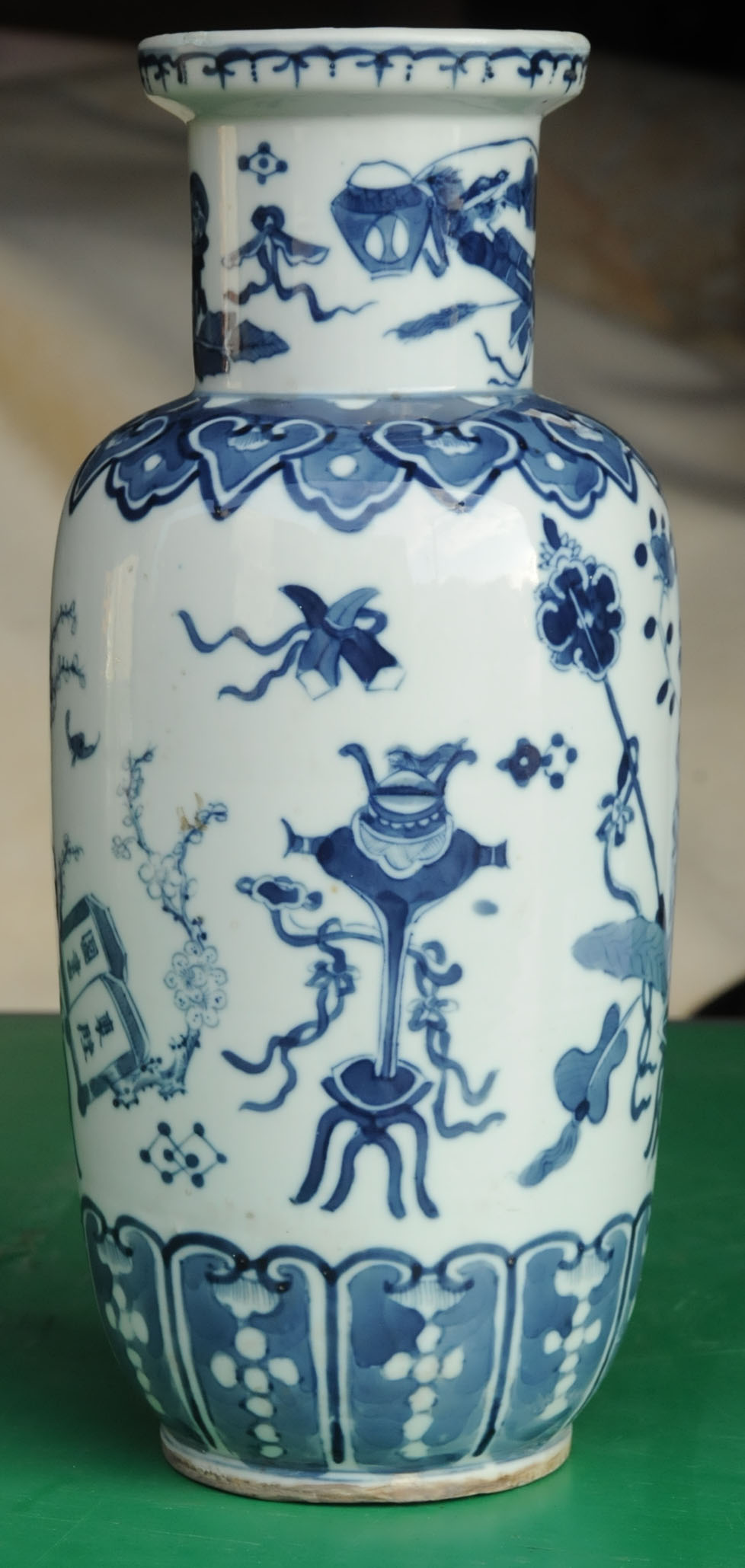 A Chinese blue and white vase, decorated with vases, fish, etc. - Image 4 of 8