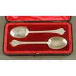 A pair of cased Trefoil spoons, London 1900, maker Thomas Bradbury, length 20 cm, 128 grams.