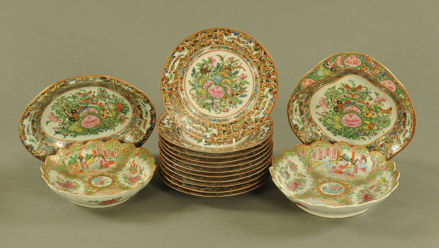 A collection of Cantonese plates and dishes. Ten 21 cm plates and 4 dishes (various).