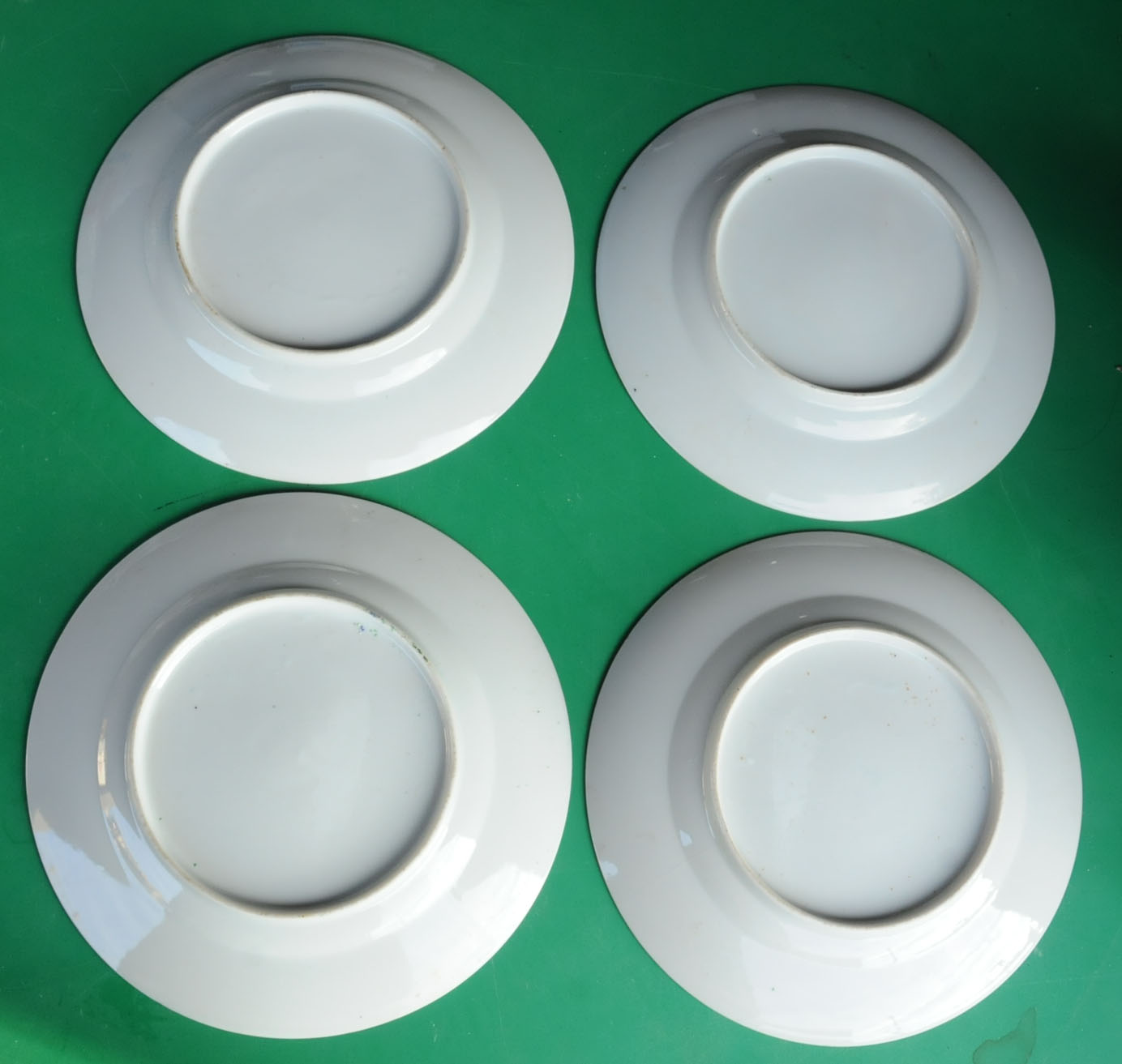 A collection of Cantonese plates and dishes. Ten 21 cm plates and 4 dishes (various). - Image 8 of 13