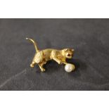 A 9 ct gold kitten form brooch with pear