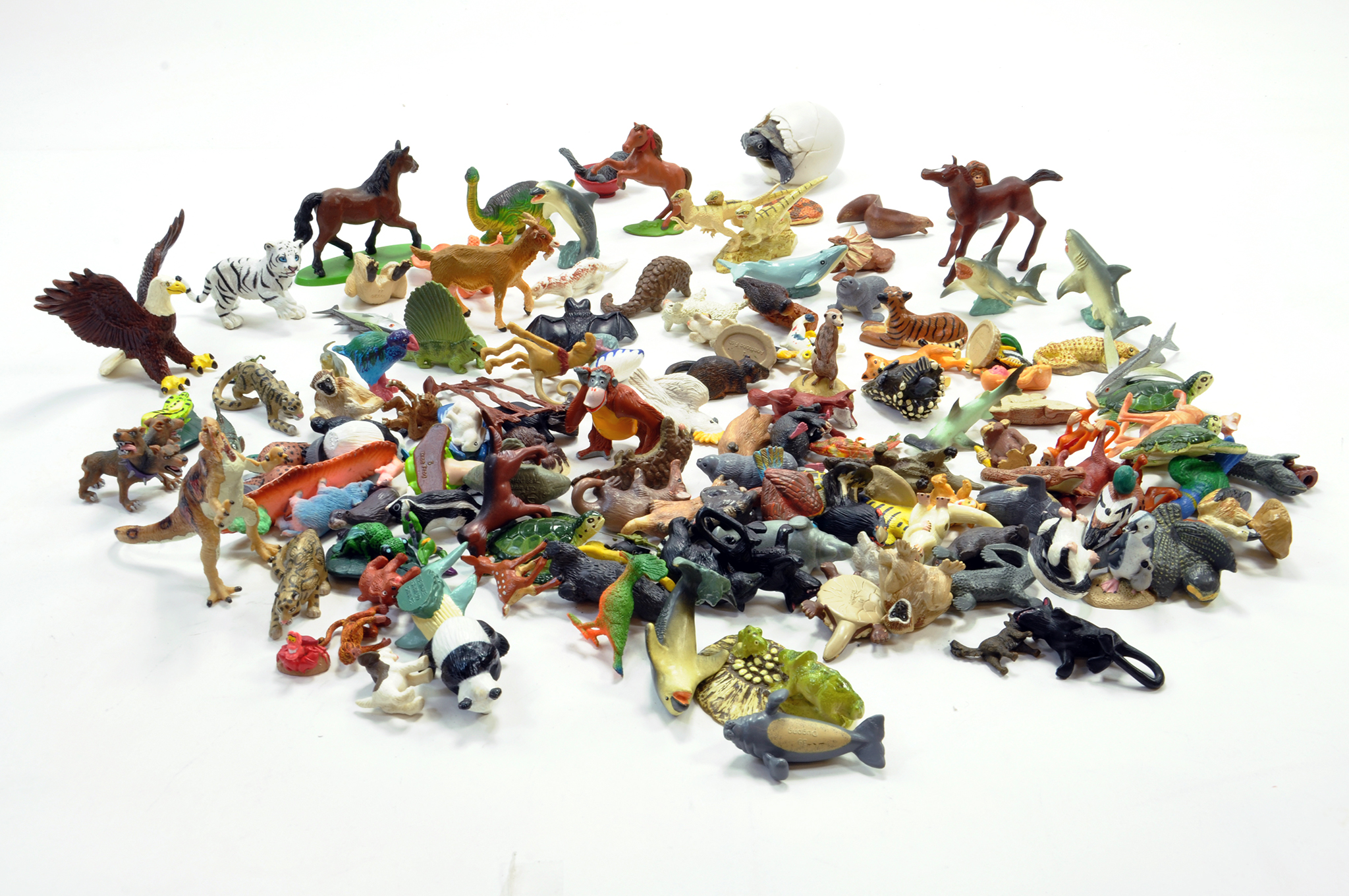 Group of plastic figures relating to Zoo / Wild / Prehistoric animals. Varied Lot.
