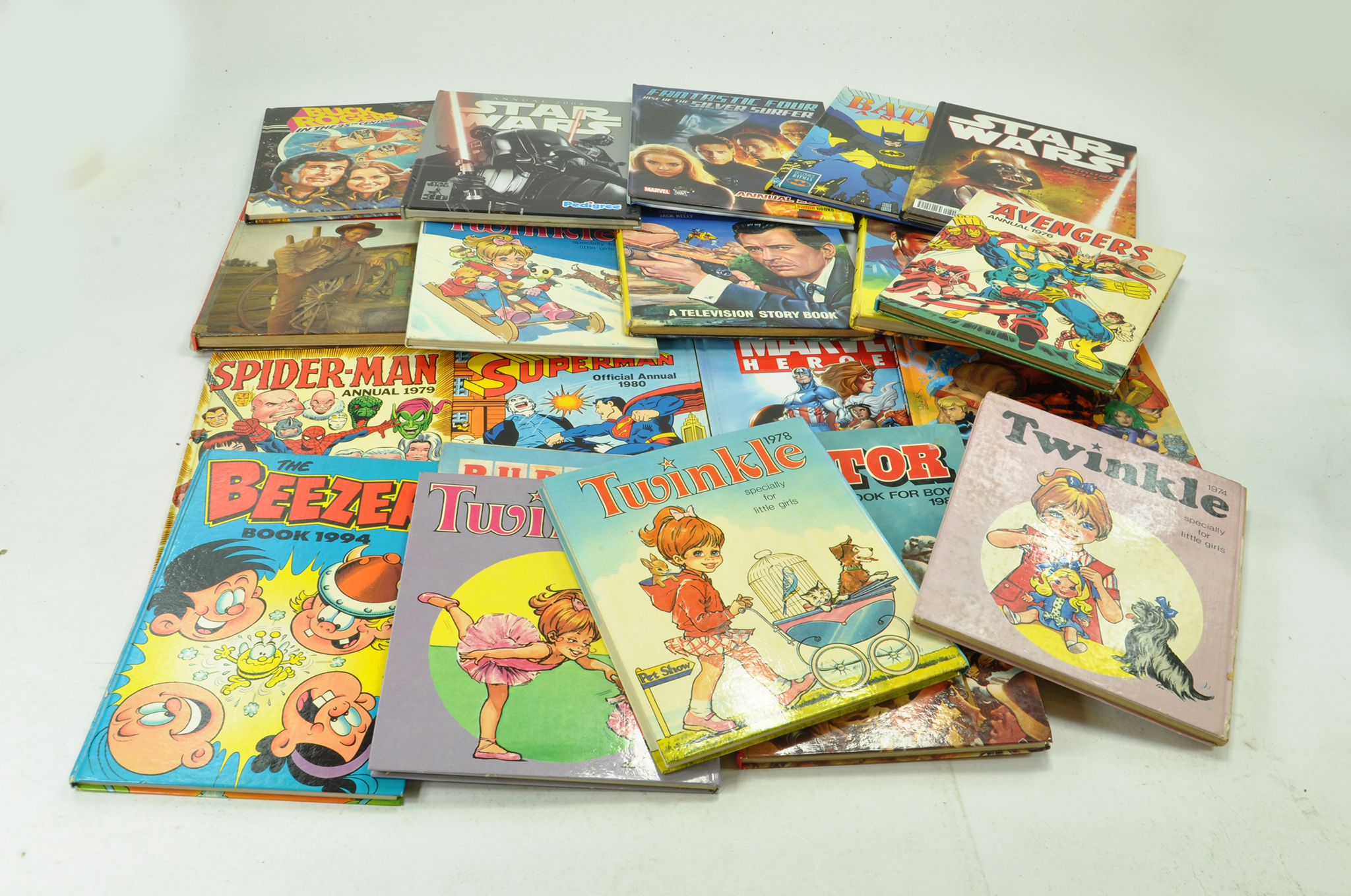 A high quality group of annuals including Beano, Spiderman and other TV Related Marvel etc - Image 2 of 3