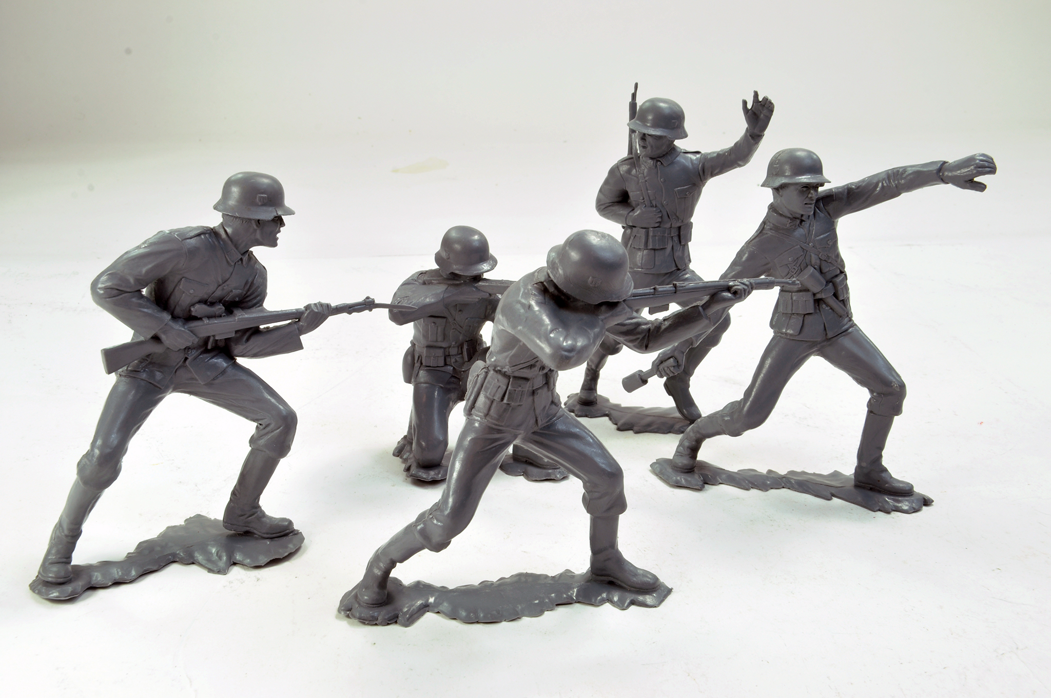 Large Scale Marx Plastic Soldiers, unpainted. Excellent.