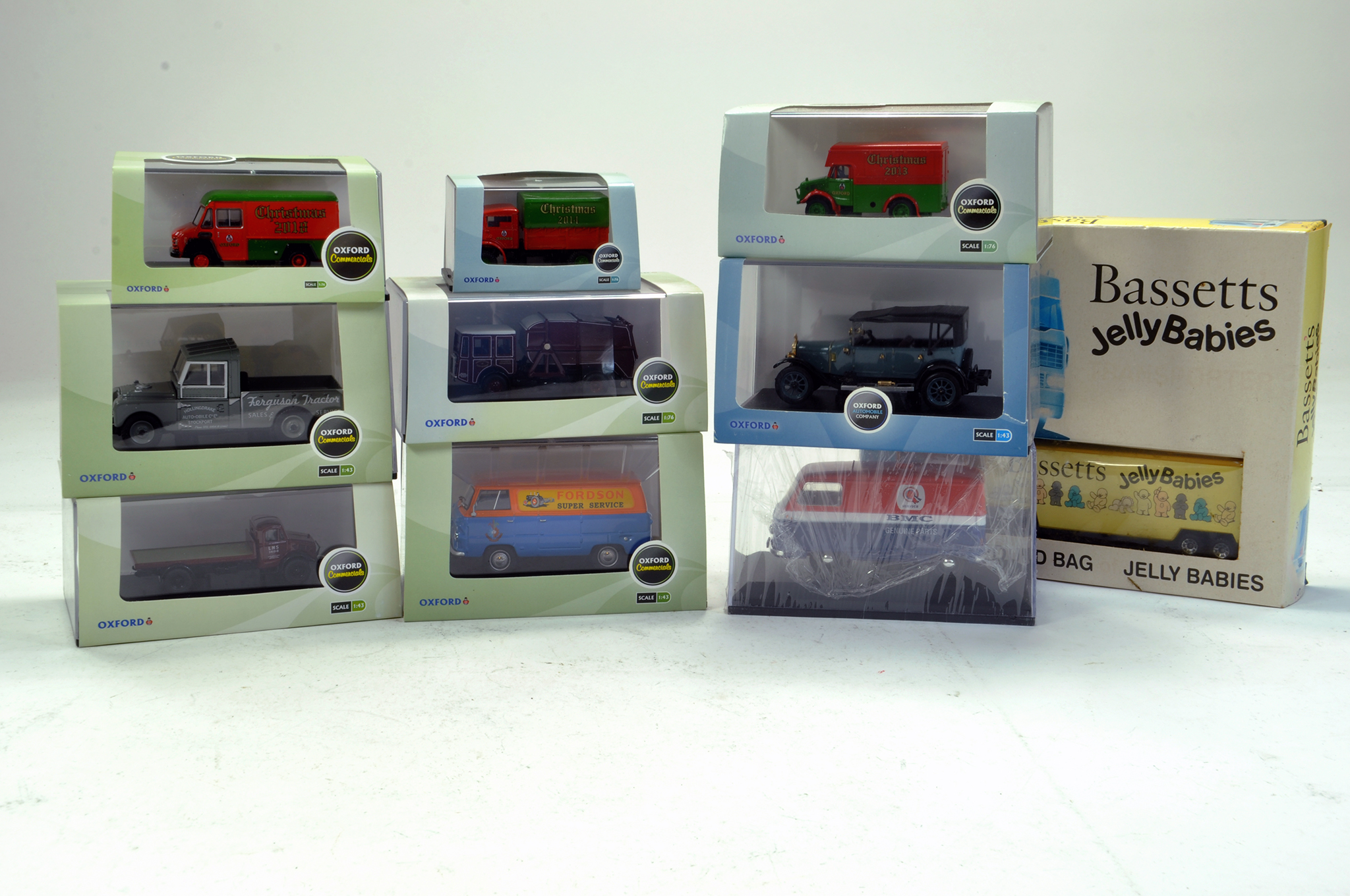 Oxford Diecast group of issues comprising Land Rover, Tractor Service Vans inc Fordson and BMC