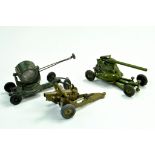 Military models comprising various Britains issue field guns / cannon plus searchlight. Generally