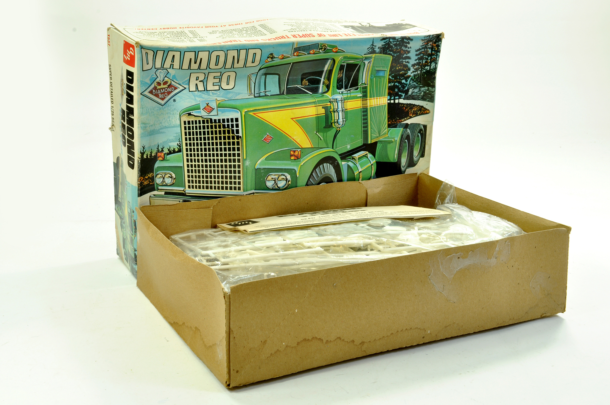 AMT 1/24 Plastic Model Kit comprising Diamond REO Truck. Complete. Enhanced Condition Reports: We