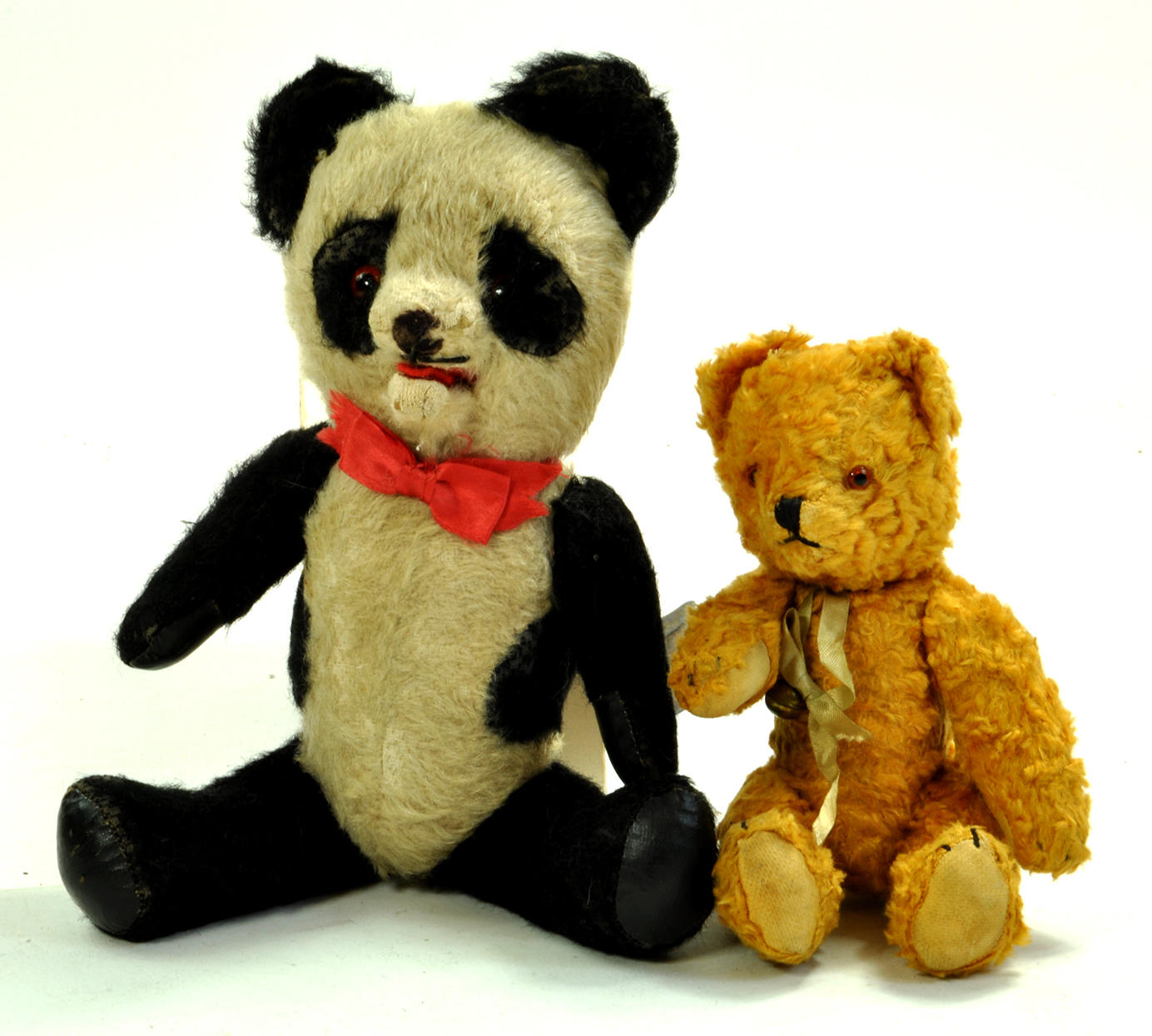 A vintage panda and bear combination, some age wear but still maintain a decent appearance. Likely