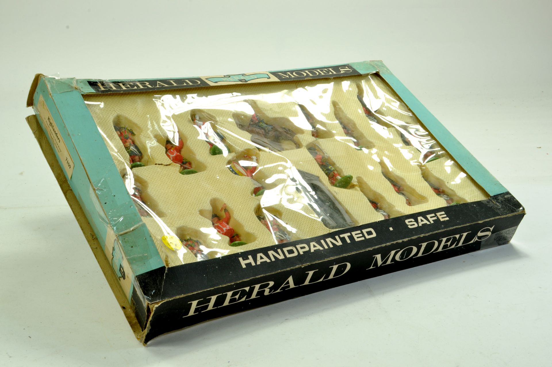 Britains Herald Set No. 7109 Highlanders comprising figures and accessories, complete. Contents