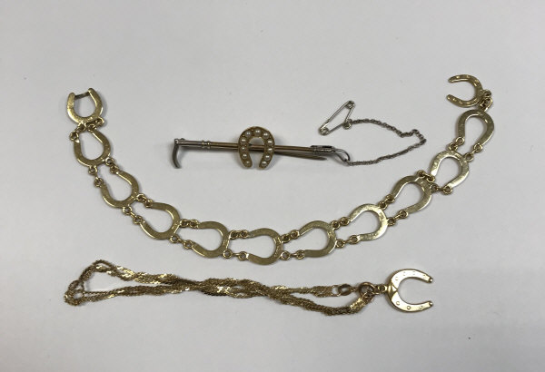 A 9ct gold horseshoe and chainlink bracelet,