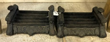 A pair of Victorian cast iron boot scrapes the ends with fan decoration in the aesthetic taste