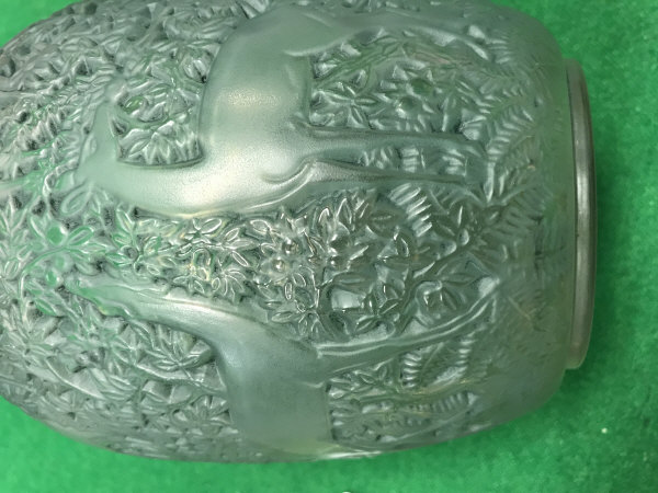 A Lalique "Biches" frosted and clear glass vase decorated with deer in woodland, - Image 10 of 14