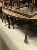 An Edwardian mahogany extending dining table together with an early 20th Century walnut dressing