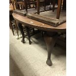 An Edwardian mahogany extending dining table together with an early 20th Century walnut dressing