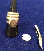 A collection of gold and other rings, a gold brooch and an Arabic coin weighable 9 carat 4 g,