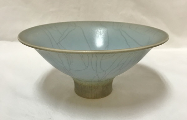 DAVID WHITE (1934-2011) - a studio porcelain bowl with footed base and blue crackle glaze,