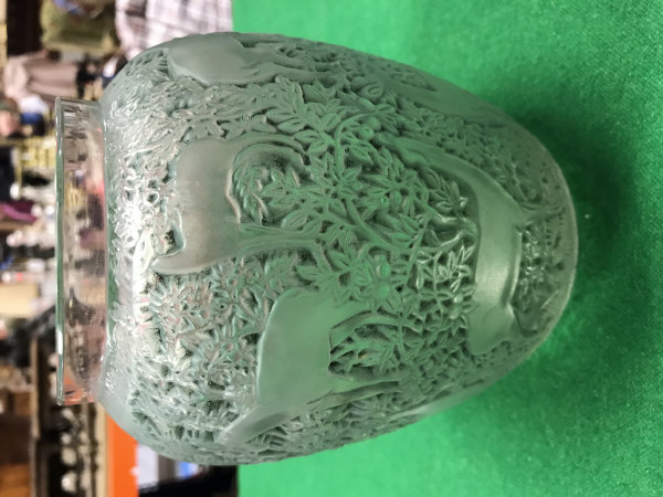 A Lalique "Biches" frosted and clear glass vase decorated with deer in woodland, - Image 4 of 14