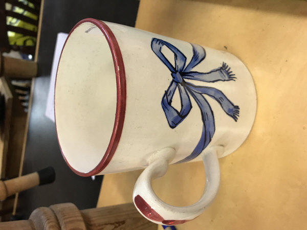 A Wemyss "Blue Bow" decorated quart mug - Image 4 of 6