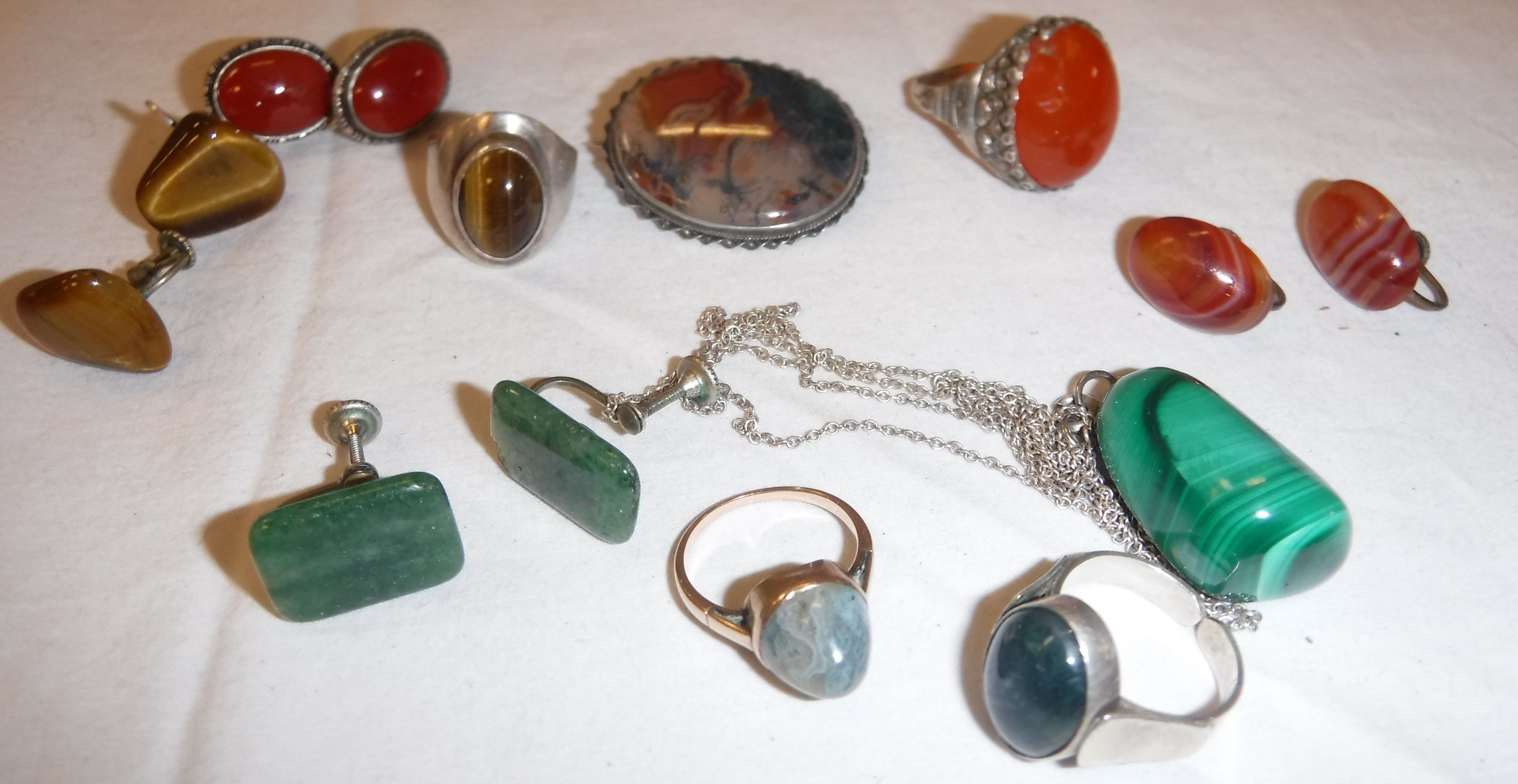 A collection of jewellery to include tig