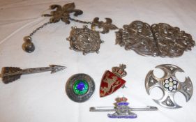 A collection of jewellery to include a nurses buckle set as a brooch,