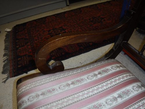 An Edwardian salon settee with striped upholstery Size approx. - Image 7 of 9
