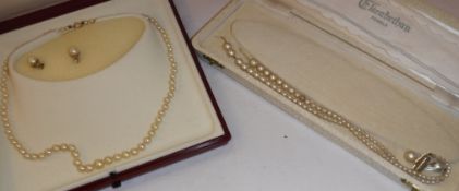 A single strand graduated pearl necklace with 9 carat gold clasp,