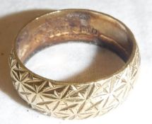 An 18 carat gold ring with engraved decoration, size K/L, approx. 5.