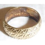 An 18 carat gold ring with engraved decoration, size K/L, approx. 5.