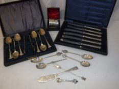 A cased set of six silver teaspoons and sugar tongs (Birmingham 1906),