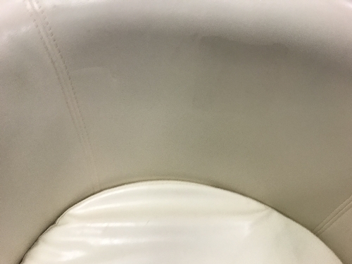 A near matching pair of modern Italian cream leather upholstered tub chairs on square tapered - Image 5 of 14