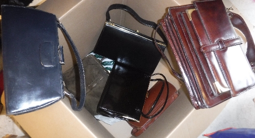 A box of assorted vintage leather handbags and hats - Image 2 of 2