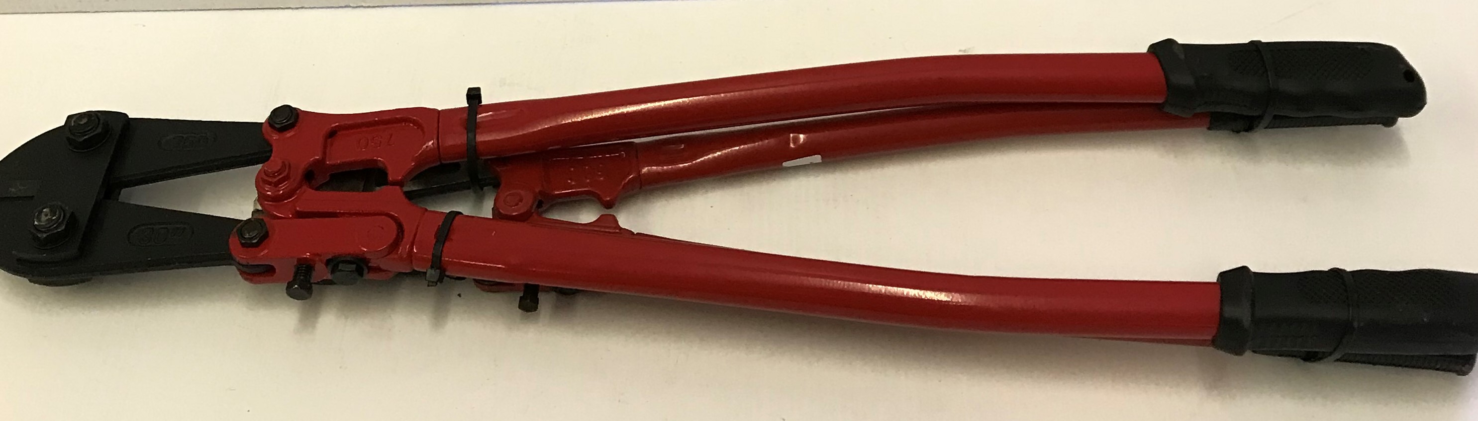 A pair of 24" and 30" bolt croppers (2)